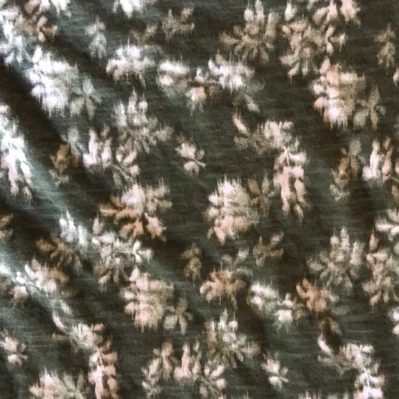 Banana Republic | women’s Malibu tee green and white floral - Picture 3 of 8